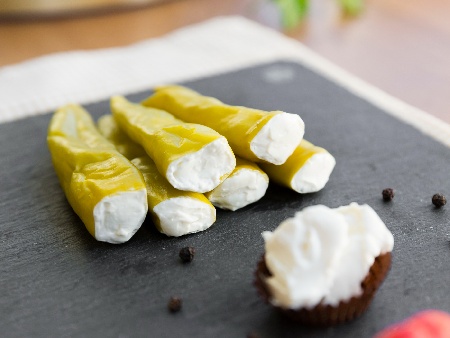 Пълнени пресни зелени чушки с крема сирене и копър - снимка на рецептата